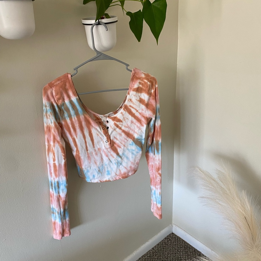 Aeropostale tie dye button long sleeve cropped top. Size medium.